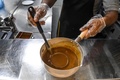 インド・ニューデリー郊外グルガオンのCoCo壱番屋で、カレーを見せる料理長（2020年8月26日撮影）。(c)SAJJAD  HUSSAIN / AFP