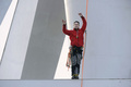 フランス西部ナント（Nantes）の造船所にあるクレーンの上で抗議する二コラ・モレノ（Nicolas Moreno）さん。息子との面会を求めて高さ43メートルのクレーン上に居座るセルジュ・シャルネ（Serge Charnay）さんとの連帯を示し、クレーンに登った。モレノさんも「2人の息子を奪われた」と訴えている（2013年2月16日撮影）。(c)AFP/FRANK PERRY
