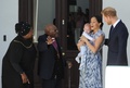 南アフリカ・ケープタウンでデズモンド・ツツ元大主教夫妻と面会する、英ヘンリー王子夫妻と長男のアーチーちゃん（2019年9月25日撮影）。(c)HENK KRUGER / POOL / AFP