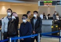 米ロサンゼルスの国際空港で、マスクをつけながら上海便の航空券を求めて並ぶ中国人ら（2020年2月2日撮影）。(c)Mark RALSTON / AFP