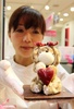 バレンタインデーに向けて高島屋が開催しているショコラの祭典「アムール・デュ・ショコラ」で、動物型のチョコレートを掲げるパティスリー・エチエンヌのスイートアートデザイナー藤本美弥さん（2014年2月4日撮影）。(c)AFP/Yoshikazu TSUNO