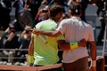 全仏オープンテニス、男子シングルス準決勝。試合後に健闘をたたえ合うラファエル・ナダル（左）とロジャー・フェデラー（2019年6月7日撮影）。(c)Thomas SAMSON / AFP