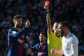17-18スペイン1部リーグ第17節、レアル・マドリード対FCバルセロナ。主審からレッドカードを提示されるレアル・マドリードのダニエル・カルバハル（右、2017年12月23日撮影）。(c)AFP/CURTO DE LA TORRE