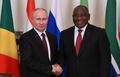 ロシア・サンクトペテルブルクで、ウラジーミル・プーチン大統領（左）と握手する南アフリカのシリル・ラマポーザ大統領。国営ロシア通信（RIA）提供（2023年6月17日撮影、資料写真）。(c)AFP PHOTO / RIA Novosti 