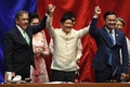 次期大統領に選出されたフェルディナンド・マルコス氏（中央、2022年5月25日撮影）。(c)JAM STA ROSA / AFP