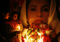 2007年12月29日、パキスタンのラホール（Lahore）で、暗殺されたベナジル・ブット（Benazir Bhutto）元首相の追悼集会に参加した支持者の女性。(c)AFP/Arif ALI