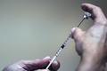 米製薬大手ファイザーと独製薬ベンチャーのビオンテックが共同開発したワクチンを準備する医療関係者。ベルギー・リエージュで（2021年1月18日撮影、資料写真）。(c)Kenzo TRIBOUILLARD / AFP