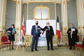 英ロンドンで始まった先進7か国（G7）外相会議に合わせ、2か国間会談に臨むドミニク・ラーブ英外相（左）とジャンイブ・ルドリアン仏外相（2021年5月4日撮影）。(c)Stefan Rousseau / POOL / AFP