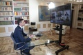 スペイン・マドリードの首相府モンクロア宮で、新型コロナウイルス流行について閣僚とテレビ会議をするペドロ・サンチェス首相（2020年3月13日撮影）。(c)Jose Maria Cuadrado Jimenez / LA MONCLOA / AFP