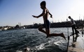 トルコ・イスタンブールで、海に飛び込む少年（2017年7月2日撮影）。(c)AFP/BULENT KILIC