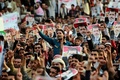 エジプトのイスラム勢力「ムスリム同胞団（Muslim Brotherhood）」と、軍に解任されたムハンマド・モルシ（Mohamed Morsi）前大統領への連帯を表明するため、イエメンの首都サヌア（Sanaa）で行われたデモ（2013年8月15日撮影）。(c)AFP/MOHAMMED HUWAIS