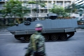 タイのバンコク（Bangkok）で赤シャツ隊のキャンプに向かう軍の装甲兵員輸送車（2010年5月19日撮影）。(c)AFP/PEDRO UGARTE