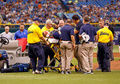 13MLB、タンパベイ・レイズ（Tampa Bay Rays）対カンザスシティ・ロイヤルズ（Kansas City Royals）。打球を受け、担架で運び出されるタンパベイ・レイズのアレックス・コブ（Alex Cobb、中央、2013年6月15日撮影）。(c)AFP/Getty Images/J. Meric