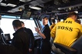 大西洋を航行する米空母ジョージ・H・W・ブッシュの管制塔で働く「エアボス」（2018年5月11日撮影）。(c)AFP / Eric Baradat