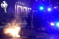 スペイン・バルセロナで、新型コロナウイルス対策の新たな規制に抗議するデモ隊と警察との衝突（2020年10月30日撮影）。(c)Josep LAGO / AFP