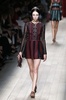 フランス・パリ市内で発表された「ヴァレンティノ（VALENTINO）」14年春夏コレクション（2013年10月1日撮影）。(c)AFP/PATRICK KOVARIK