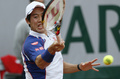 全仏オープンテニス（French Open 2013）は1日、男子シングルス3回戦が行われ、大会第13シードの錦織圭（Kei Nishikori）は6-3、6-7、6-4、6-1で第24シードのブノワ・ペール（Benoit Paire、フランス）を下し、4回戦に進出した。

リターンを狙う錦織圭（2013年6月1日撮影）。(c)AFP/PATRICK KOVARIK