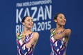 第16回世界水泳選手権、シンクロナイズドスイミング、女子デュエットテクニカルルーティン決勝。演技に臨む乾友紀子/三井梨紗子組（2015年7月26日撮影）。(c)AFP/CHRISTOPHE SIMON