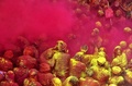 インド・バルサナ（Barsana）にあるラーダー・ラニ寺院（Radha Rani Temple）で21日、春を迎える祭り「Lathmar Holi」が催され、人々がカラフルな粉や水を掛け合った。ヒンズー教の春の祭典「ホーリー（Holi）」は今年は3月27日に行われるが、バーサーナには一足早く、地元版の「Lathmar Holi」で春を祝う習わしがある（2013年3月21日撮影）。(c)AFP/Sanjay Kanojia