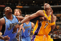 08-09NBA西カンファレンスプレーオフ1回戦、ロサンゼルス・レイカーズ（%%Los Angeles Lakers%%）対ユタ・ジャズ（%%Utah Jazz%%）第5戦。試合はレイカーズが107-96で勝利し、通算戦績を4勝1敗として同準決勝に進んだ。レイカーズは、コービー・ブライアント（%%Kobe Bryant%%）が両チーム最多の31得点を奪って勝利し、5戦目でジャズとのプレーオフ1回戦を制した。写真はジャズのポール・ミルサップ（%%Paul Milsap%%）をスクリーンアウトでリバウンドポジションを奪うレイカーズのラマー・オドム（%%Lamar Odom%%、右）。（2009年4月27日撮影）(c)AFP/Getty Images/NBAE/Andrew D. Bernstein