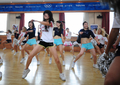 中国・河北（Hebei）省京東（Jingdong）で、チアリーディングの特訓に臨む北京五輪のチアガールたち（2008年7月4日撮影）。(c)AFP/Frederic J. BROWN