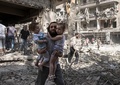 たる爆弾攻撃を受けた直後のアレッポ（2015年9月撮影）。(c)AFP/Karam Al-Masri