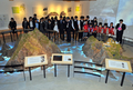 韓国・ソウル（Seoul）にオープンした「独島体験館（Dokdo Museum Seoul）」の開館式で、竹島（Takeshima、韓国名・独島、Dokdo）のミニチュア展示を見る李周浩（イ・ジュホ、Lee Ju-Ho）教育科学技術相（中央の青いネクタイの男性、2012年9月14日撮影）。(c)AFP/JUNG YEON-JE