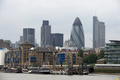 英ロンドン（London）の金融街シティ（City）にそびえ立つオフィス高層ビル「30セント・メアリー・アクス（30 St Mary Axe）」。キュウリのピクルスをさす「ガーキン（Gherkin）」の愛称で知られている（2012年5月31日撮影）。(c)AFP/MIGUEL MEDINA