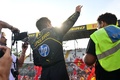 24F1第16戦イタリアGP決勝。ファンと優勝を喜び合うフェラーリのシャルル・ルクレール（2024年9月1日撮影）。(c)Andrej ISAKOVIC/ AFP