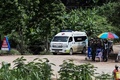 タイ・チェンライ県のタムルアン洞窟付近を去る救急車（2018年7月10日撮影）。(c)AFP PHOTO / YE AUNG THU