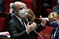 フランスの国民議会（下院）で質疑に答えるジャンミシェル・ブランケール国民教育・青少年・スポーツ相（2021年11月30日撮影）。(c)STEPHANE DE SAKUTIN / AFP