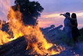 伝統的なスラブ民族の祭り「イワン・クパーラ（Ivan Kupala）の夜」が6日、東欧各地で行われた。起源をキリスト教以前にまでさかのぼるというこの祭りでは、人々が花輪を編んだり、たき火を飛び越えたり、裸で泳いだりして祝う。

写真はベラルーシ南部トゥーロフ（Turov）で、たき火の脇で愛を語らう男女（2013年7月6日撮影）。(c)AFP/VIKTOR DRACHEV