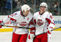 写真は、練習中に肩を並べるニューヨーク・レンジャーズ（%%New York Rangers%%）のブレンダン・シャナハン（%%Brendan Shanahan%%、左）とピッツバーグ・ペンギンズ（%%Pittsburgh Penguins%%）のシドニー・クロスビー（%%Sidney Crosby%%、右）。(c)AFP/Getty Images Dave Sandford