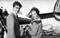 仏俳優アラン・ドロン（左）と独女優ロミー・シュナイダー（右）。パリ郊外オルリ空港で（1959年1月1日撮影）。(c)AFP
