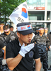 韓国・ソウル（Seoul）の日本大使館前で、日本の国鳥であるキジを殺しその内臓を食べ、竹島問題について日本に抗議する退役軍人（2008年7月17日撮影）。(c)AFP/KIM JAE-HWAN