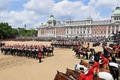 英ロンドンで、エリザベス女王の在位70年祝賀行事の一環として行われた「軍旗分列行進式」（2022年6月2日撮影）。(c)TOBY MELVILLE / POOL / AFP
