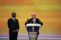 開会のあいさつを行う国際サッカー連盟（FIFA）のジョセフ・ゼップ・ブラッター（Joseph Sepp Blatter）会長（右）と南アフリカのターボ・ムベキ（Thabo Mbeki）大統領。(c)AFP/ALEXANDER JOE