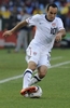 2010年サッカーW杯南アフリカ大会（%%2010 World Cup%%）1次リーグC組、米国対アルジェリア。試合は後半ロスタイムにランドン・ドノバン（%%Landon Donovan%%）が決勝点を挙げた米国が1-0で勝利し、勝ち点5の同組1位で決勝トーナメントに進んだ。写真はボールをキープする米国のランドン・ドノバン。（2010年6月23日撮影）(c)AFP/PHILIPPE DESMAZES