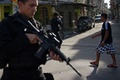 ブラジル・リオデジャネイロ（Rio de Janeiro）のファベーラ（スラム街）、マレ地区（Mare）を巡回する警察精鋭部隊の隊員たち（2014年3月30日撮影）。(c)AFP/CHRISTOPHE SIMON