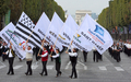 2007年9月23日、パリのシャンゼリゼ（Champs-Elysees）通りで行われたブルターニュ祭（Breizh Touch）でパレードする旗持ちの団。(c)AFP/PIERRE VERDY
