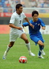 北京五輪、男子サッカー・1次リーグB組、日本対米国。米国のマイケル・オロスコ（Michael Orozco）とボールを競る内田篤人（Atsuto Uchida、2008年8月7日撮影）。(c)AFP/HOANG DINH NAM