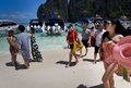 タイのピピ・レイ島マヤ湾の砂浜を歩く観光客（2018年4月9日撮影)。(c)AFP PHOTO / Lillian SUWANRUMPHA