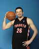 NBAの4チーム間で複数トレードが成立し、オーランド・マジック（%%Orlando Magic%%）のヒド・ターコルー（%%Hedo Turkoglu%%）がトロント・ラプターズ（%%Toronto Raptors%%）に、ラプターズのショーン・マリオン（%%Shawn Marion%%）がダラス・マーベリックス（%%Dallas Mavericks%%）に、マーベリックスのジェリー・スタックハウス（%%Jerry Stackhouse%%）がメンフィス・グリズリーズ（%%Memphis Grizzlies%%）にトレードされることになった。写真はラプターズへの移籍が決まり、新ユニフォームを着てポーズをとるヒド・ターコルー。（2009年7月9日撮影）(c)AFP/Getty Images/NBAE/Ron Turenne