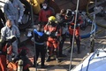 ハンガリーの首都ブダペストを流れるドナウ川で沈没した遊覧船を引き揚げる救助隊員ら（2019年6月11日撮影）。(c)Attila KISBENEDEK / AFP