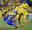 サッカーAFCチャンピオンズリーグ、決勝トーナメント1回戦第2戦、柏レイソル対水原三星ブルーウィングス。ボールを競る水原三星ブルーウィングスの徐訂晋（左）と柏レイソルのエドゥアルド（2015年5月26日撮影）。(c)AFP/KAZUHIRO NOGI