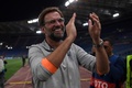サッカー欧州チャンピオンズリーグ準決勝第2戦、ASローマ対リバプール。ファンの歓声に拍手で応えるリバプールのユルゲン・クロップ監督（2018年5月2日撮影）。(c)AFP PHOTO / Paul ELLIS