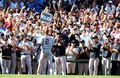 14MLB、ボストン・レッドソックス（Boston Red Sox）対ニューヨーク・ヤンキース（New York Yankees）。現役最後の打席を終え、ダグアウトに下がるニューヨーク・ヤンキースのデレク・ジーター（Derek Jeter、中央、2014年9月28日撮影）。(c)AFP/Getty Images/Al Bello