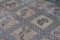 パレスチナ自治区ガザ地区の畑で見つかったビザンツ帝国時代のモザイク画（2022年9月18日撮影）。(c)MOHAMMED ABED / AFP