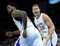 14-15NBA、ロサンゼルス・クリッパーズ（Los Angeles Clippers）対トロント・ラプターズ（Toronto Raptors）。審判にファウルを受けたと主張するロサンゼルス・クリッパーズのブレイク・グリフィン（Blake Griffin、奥、2014年12月27日撮影）。(c)AFP/Getty Images/Harry How
