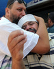 エジプト・カイロ（Cairo）でムスリム同胞団（Muslim Brotherhood）が設置した野戦病院前で、親族が銃で撃たれて死亡したことを悲しむ男性（2013年7月27日撮影）。(c)AFP/FAYEZ NURELDINE